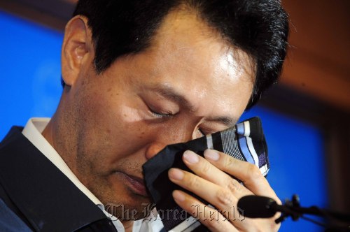 Seoul Mayor Oh Se-hoon wipes his tears at a news conference announcing he would resign if his plan for free school lunches loses in the Aug. 24 referendum. (Park Hae-mook/The Korea Herald)