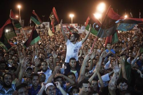 Tens of thousands of Libyans celebrate what the rebels claim to be the first uprising in Tripoli against Gadhafi’s regime Sunday at freedom square in Benghazi, Libya. (AFP-Yonhap News)