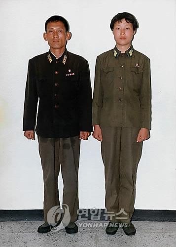 Seok Young-hwan and his wife Song Myong-sun after defecting to South Korea in 1998. (Yonhap News)