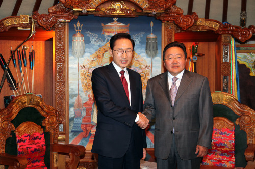 President Lee Myung-bak shakes hands with Mongolian President Tsakhia Elbegdorj during their summit talks in Ulan Bator on Monday. (Yonhap News)
