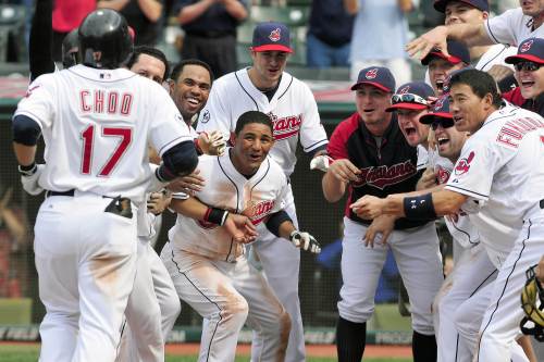 Choo Shin-soo (left) of the Cleveland Indians is greeted by his teammates after hitting a three run walk-off home run at Progressive Field in Cleveland, Ohio, Tuesday. (AFP-Yonhap News)