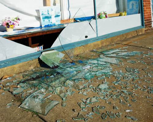 A store window is broken from the 5.8 earthquake on Wednesday in Mineral, Virginia. A(FP-Yonhap News)