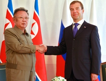 Russian President Dmitry Medvedev (right) welcomes North Korean leader Kim Jong-il during their summit in Byryatia on Wednesday. (Yonhap News)