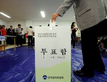 A voter casts his ballot at a polling station in Seoul on Wednesday, as the capital holds its first-ever referendum on free school meals. (Kim Myung-sub/The Korea Herald)