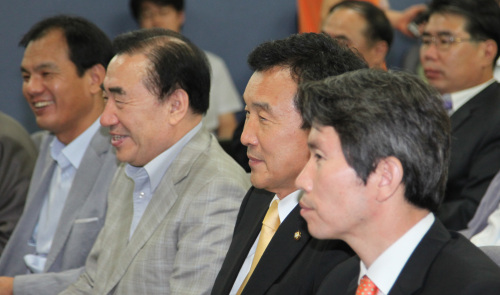 Sohn Hak-kyu (center), chief of the main opposition Democratic Party, discusses with party leaders about the vote turnout at the party’s head office in Seoul. (Yonhap News)