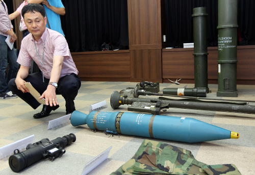 Police display fake field jackets, scrapped U.S. missiles and military items seized from military gear traffickers in Seoul on Thursday. (Yonhap News)