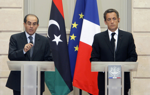 France’s President Nicolas Sarkozy (right) with Libya’s opposition government head Mahmoud Jibril during their meeting at the Elysee Palace in Paris on Wednesday. (AP-Yonhap News)