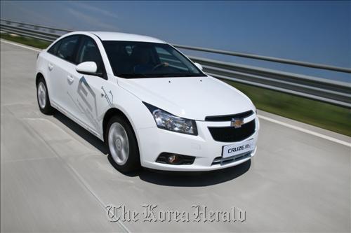 A demo fleet of GM’s Chevrolet Cruze electric vehicles (GM Korea)