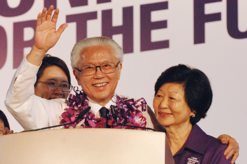 Singapore’s newly elected President Tony Tan waves to his supporters on Sunday. (Xinhua-Yonhap News)