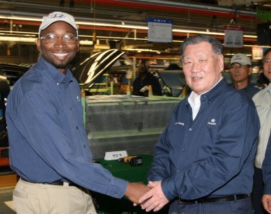 Hyundai Motor Group chairman Chung Mong-koo (right) shakes hands with an American worker during his visit to a Hyundai factory in Alabama, the United States, in June. (Hyundai Motor)