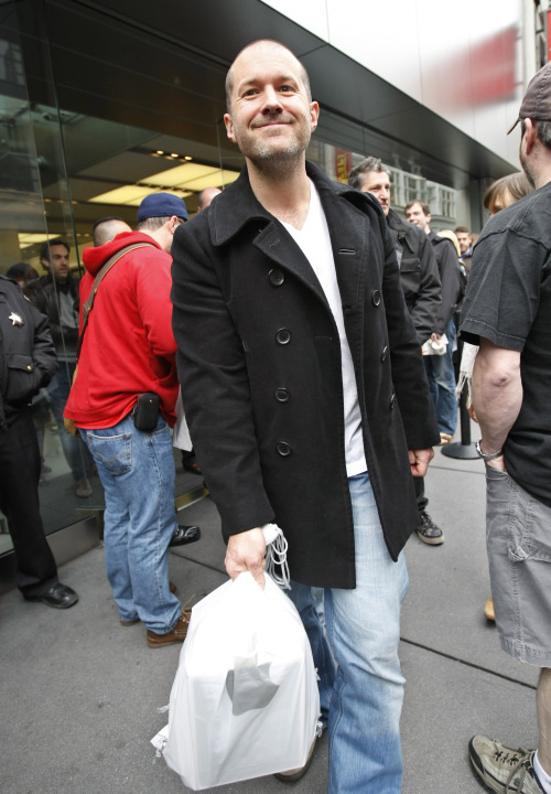 Jonathan Ive of Apple Inc. smiles as he leaves an Apple store in San Francisco in April 2010. (AP-Yonhap News)