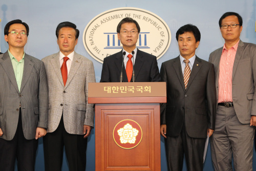 Democratic Party Rep. Chun Jung-bae (center) announces his bid to become Seoul mayor in the Oct. 26 by-election during a press conference at the National Assembly in Yeouido, Seoul on Sunday. (Yonhap News)