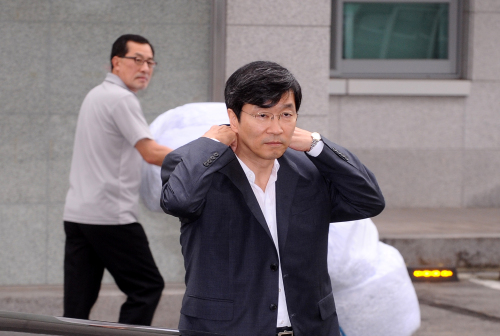 Kwak No-hyun, superintendent of Seoul Metropolitan Office of Education, straightens his collar as he walks to his office in Seoul on Monday. (Lee Sang-sub/The Korea Herald)