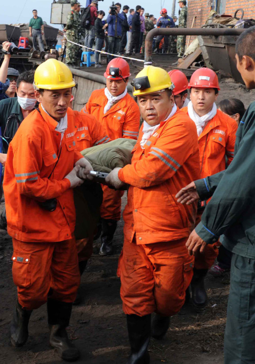 Rescuers carry a miner in China on Tuesday. (AP-Yonhap News)