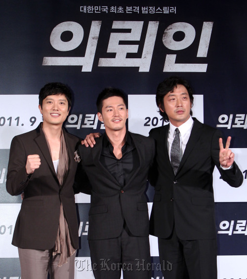 From left: Actor Park Hee-soon, Jang Hyuk and Ha Jung-woo pose for a photo during a press conference promoting their upcoming courtroom thriller, “The Client,” in Seoul, Tuesday. (Yonhap News)
