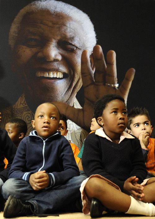 A group of schoolchildren participate in a symbolic handover at the Nelson Mandela Foundation in Johannesburg to set the tone before the Mandela’s 93rd birthday and Mandela Day on July 18. (AFP-Yonhap News)