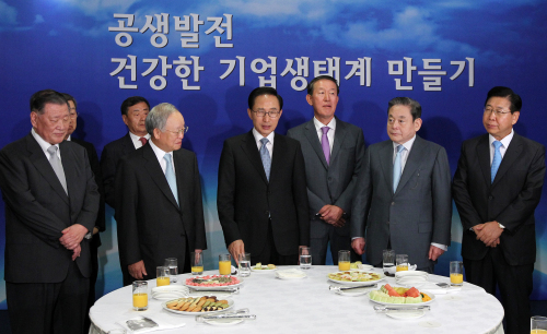President Lee Myung-bak meets business leaders at Cheong Wa Dae on Wednesday. (Yonhap News)