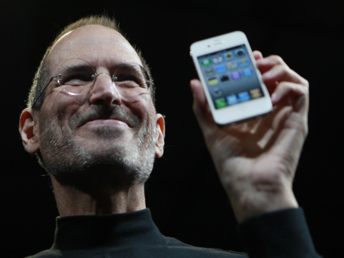 In this June 7, 2010 file photo, Apple CEO Steve Jobs,then, holds the new iPhone 4 during the Apple Worldwide Developers Conference in San Francisco. (AP-Yonhap News)