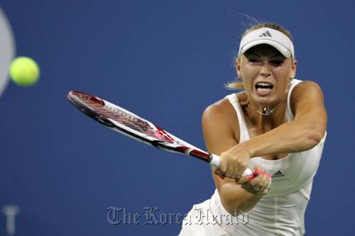 Caroline Wozniacki returns a shot against Arantxa Rus during the 2011 U.S. Open at the USTA Billie Jean King National Tennis Center on Thursday. (AFP-Yonhap News)