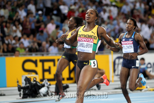 Jamaica’s Veronica Campbell-Brown (center) wins the women’s 200 meters on Friday. Park Hae-mook/The Korea Herald