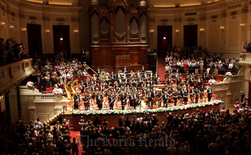 Seoul Philharmonic Orchestra and music director and maestro Chung Myung-whun receive a standing ovation after their performance in the Concertgebouw hall in Amsterdam, the Netherlands, on Aug. 19. (Seoul Philharmonic Orchestra)