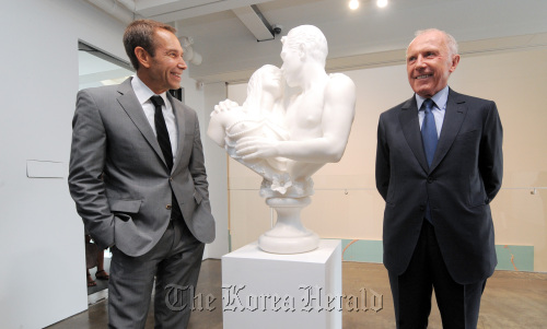 François Pinault (right) poses with Jeff Koons on Friday, next to Koons’ sculpture “Bourgeois Bust ― Jeff and Ilona,” at SongEun ArtSpace in Cheongdam-dong, southern Seoul. (Ahn Hoon/The Korea Herald)