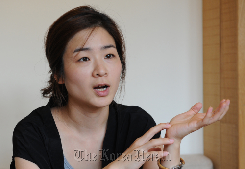 Pansori singer and indie band musician Lee Ja-ram speaks during an interview in Seoul on Thursday. (Lee Sang-sub/The Korea Herald)