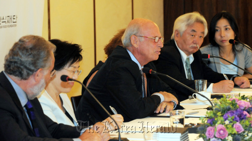 Willy Bogner (third from left), chairman of Bogner GmbH & Co. KGaA, speaks during a Culture Communication Forum at The Westin Chosun Hotel in Seoul on Tuesday. (From left) Italian architect Amedeo Schiatarella, CICI President Choi Jung-wha, Bogner, Russian-Korean novelist Anatoly Kim. (Ahn Hoon/The Korea Herald)