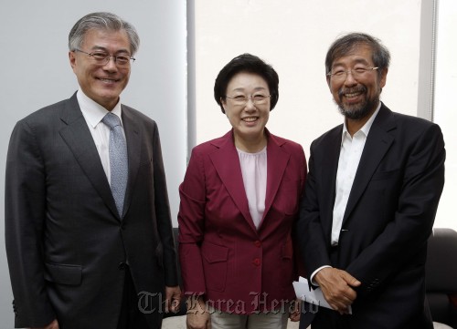 Lawyer and civic activist Park Won-soon (right) poses with former Prime Minister Han Myeong-sook (center) and Moon Jae-in, president of Roh Moo-hyun Foundation, after securing support from Ahn Cheol-soo at the foundation office on Tuesday. (Democratic Party)