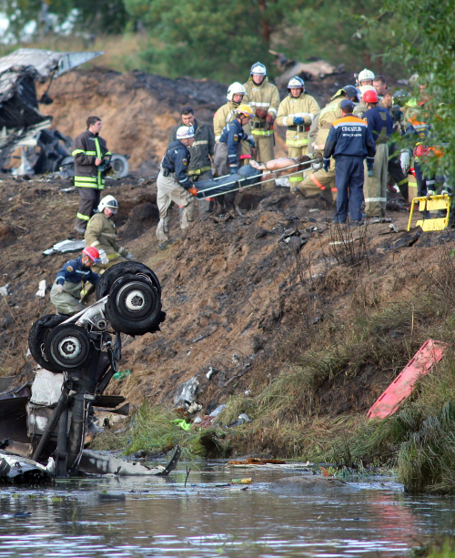 Rescuers work at the crash site of a Yak-42 passenger plane in the Yaroslavl region, Russia on Wednesday. (Itar-tass-Yonhap News)