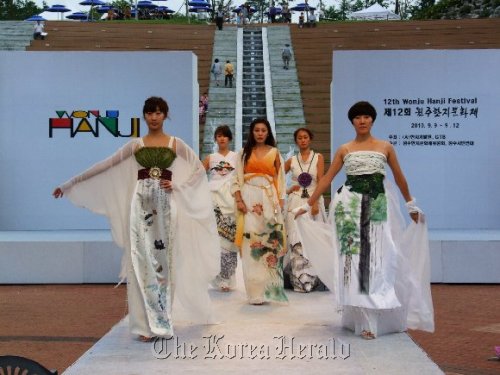 A hanji fashion show during Wonju Hanji Festival last year (Wonju Hanji Festival Committee)