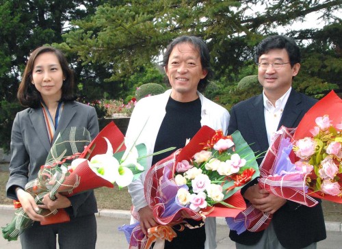 Chung Myung-whun (center), music director of the Seoul Philharmonic Orchestra, and Kim Joo-ho (right), president of the SPO, arrive in Pyongyang on Monday. (Yonhap News)
