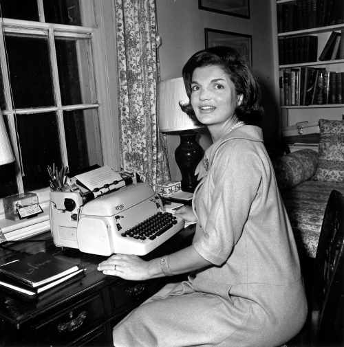 Jacqueline Kennedy poses at her typewriter where she wrote her weekly “Candidate’s Wife” column in her Georgetown home in Washington, Oct. 5, 1960. (AP-Yonhap News)