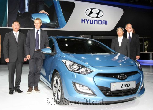 Hyundai Motor vice chairman Chung Eui-sun (left), Korean ambassador to Germany Moon Tae-young (second from right) and executives of the company’s German unit pose at a ceremony to unveil i30 on the sidelines of the Frankfurt Motor Show on Tuesday. (Yonhap News)