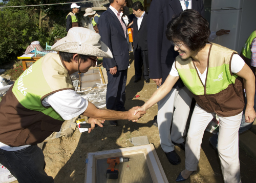 Health and Welfare Minister Chin Soo-hee lends a hand while redecorating homes on Bigeum Island with Korea Hands. (Ministry of Health and Welfare)