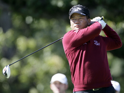 Choi Kyung-ju watches his tee shot on the third hole green during the first round at the BMW Championship golf tournament in Lemont, Illinois, Thursday. (AP-Yonhap News)