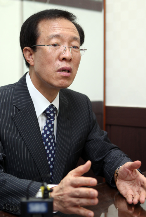Former Minister of Government Legislation Lee Seog-yeon speaks Friday about his intention to run for Seoul mayor in the Oct. 26 by-election. (Yonhap News)