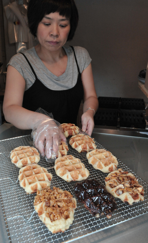 Didier Gaufres Seorae Village outlet owner Kim Jeong-lan spins out authentic Liege wafflesmade from Didier’s delicious batter. (Chung Hee-cho/The Korea Herald)