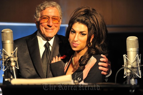 Tony Bennett with late singer Amy Winehouse for a recording of his album. (Sony Music Entertainment Korea)