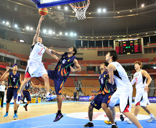 Korea’s Kang Byung-hyun scores against India. (Yonhap News)