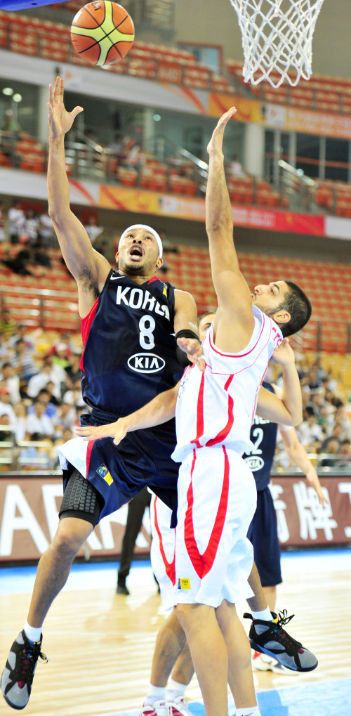 Moon Tae-jong of Korea drives to the basket against Lebanon. (Yonhap News)