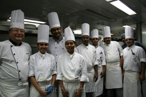 Chef Bae Han-chul (left) poses with the kitchen staff at the Taj Mahal Palace Hotel in Mumbai, India. (Kim Hoo-ran/The Korea Herald)