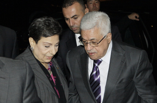 Mahmoud Abbas (right) is greeted by Hanan Ashrawi (left) legislator and activist in New York on Monday. (AP-Yonhap News)