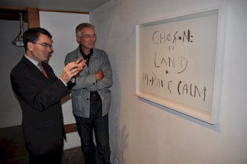 British Ambassador Martin Uden (left) and artist Simon Morley talk about the paintings the “Land of the Dawn” exhibition. (Yoav Cerralbo/The Korea Herald)