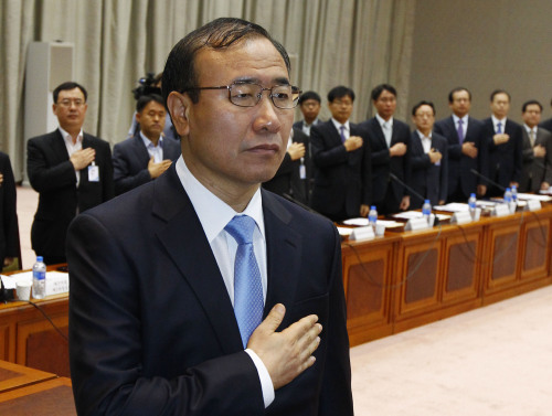 Prosecutor General Han Sang-dae on Tuesday salutes the national flag before a nationwide meeting of senior prosecutors, the first meeting of its kind since Han took office last month. (Yonhap News)