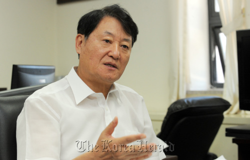 Kim Tae-woo, president of the Korea Institute for National Unification, speaks in a recent interview with The Korea Herald at his office in Seoul. (Ahn hoon/The Korea Herald)