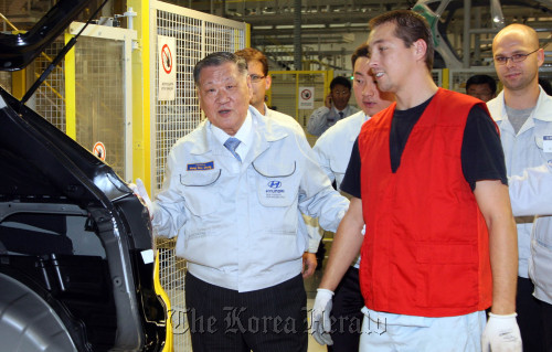 Hyundai Motor chairman Chung Mong-koo (left) encourages an employee during his visit to the company’s Czech factory on Wednesday. (Hyundai Motor)