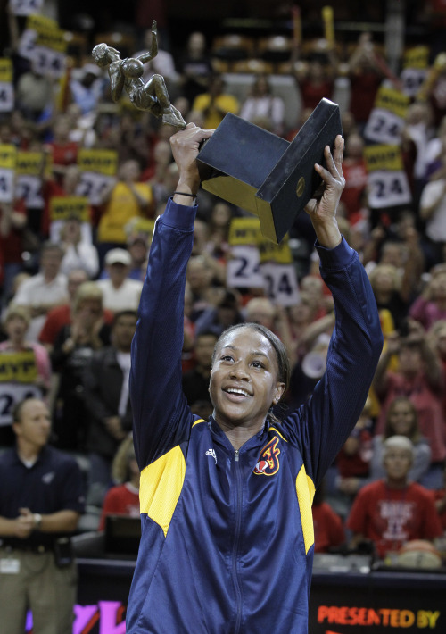 Tamika Catchings holds the WNBA’s MVP trophy before game in Indianapolis on Thursday. (AP-Yonhap News)