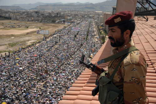 A soldier stands guard while protestors demand the resignation of Ali Abdullah Saleh in Sanaa on Friday. (AP-Yonhap News)