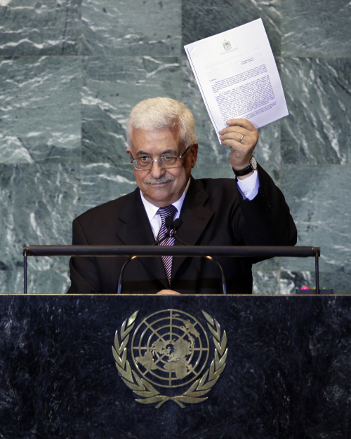 Mahmoud Abbas holds a letter requesting recognition of Palestine as a state at U.N. Headquarters on Friday. (AP-Yonhap News)